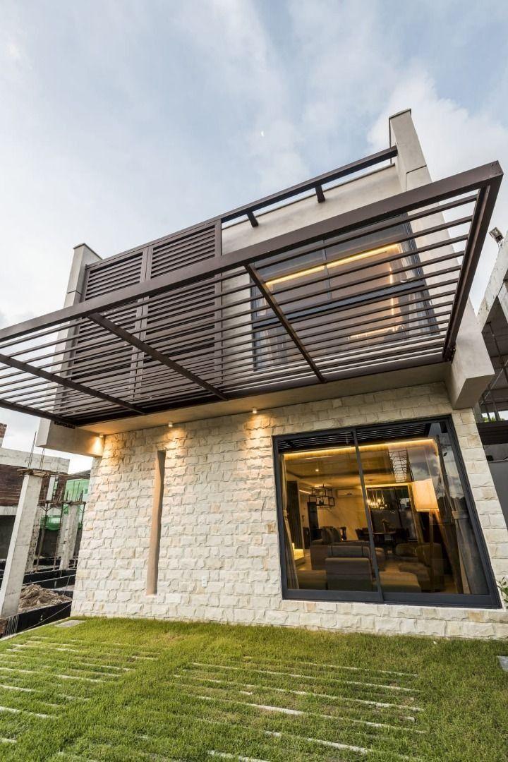 Casa de 1º andar em condomínio fechado com área de lazer completa em Intermares - CA0171