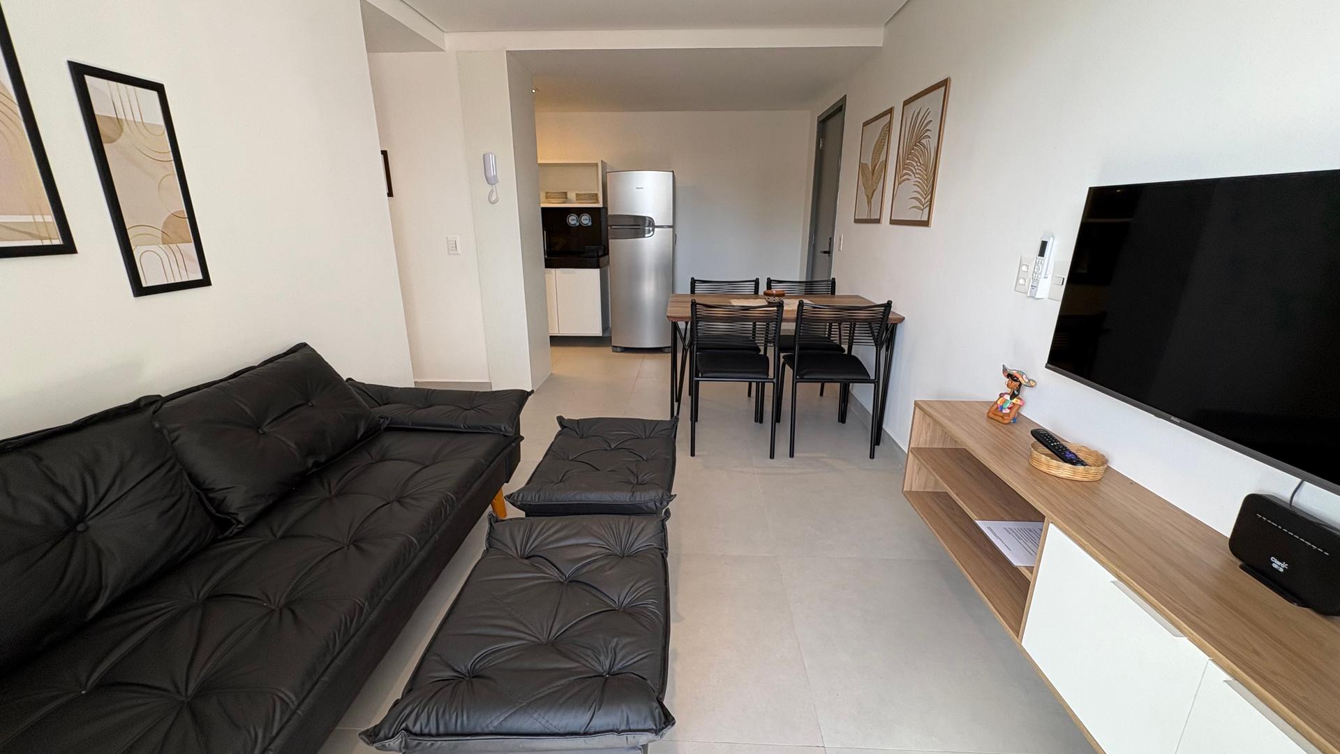 Apartamento de 60m² no Jardim Oceania, 2 quartos, suíte, varanda gourmet e perto do mar
