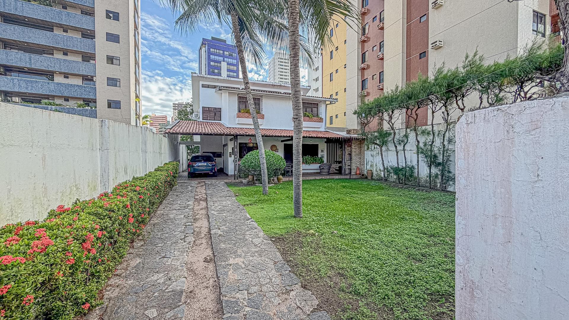 Casa ampla com área gourmet, quintal e excelente distribuição dos ambientes