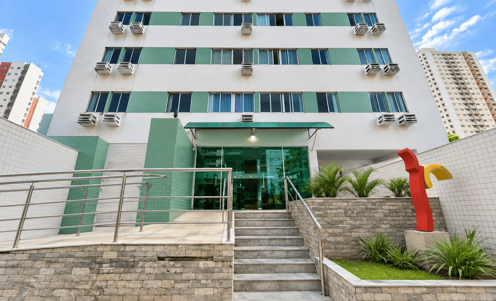 Apartamento de 2 quartos com suíte, varanda, vaga e lazer completo em Manaíra, João Pessoa